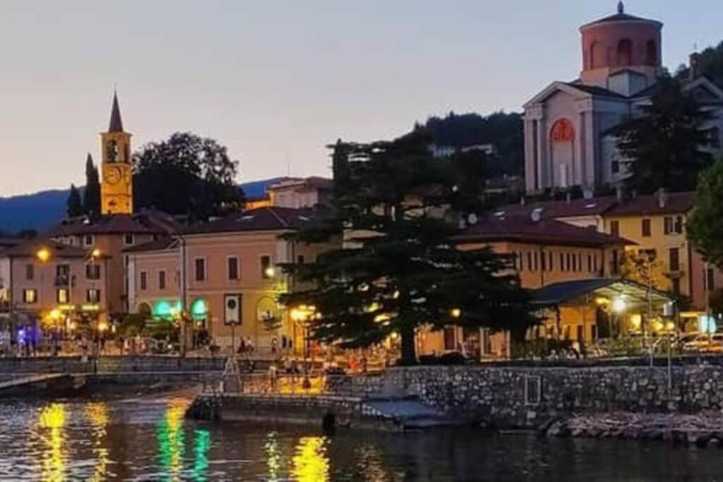 La Finestra Sul Lago, Appartamento In Pieno Centro 瓦雷泽 外观 照片